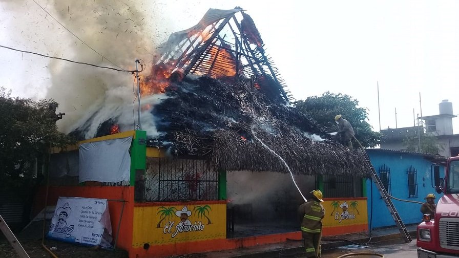 Evacuan EBDI en Tuxtepec por incendio de palapa