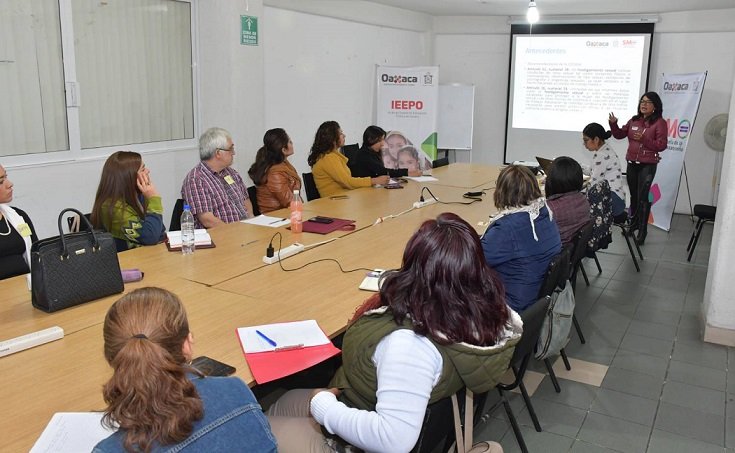 Imparte IEEPO taller para mejorar el ambiente laboral