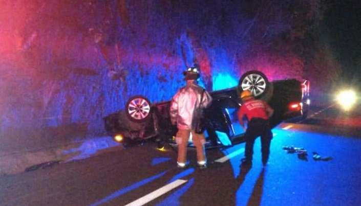 Vuelca su vehículo cerca del aeropuerto de Huatulco