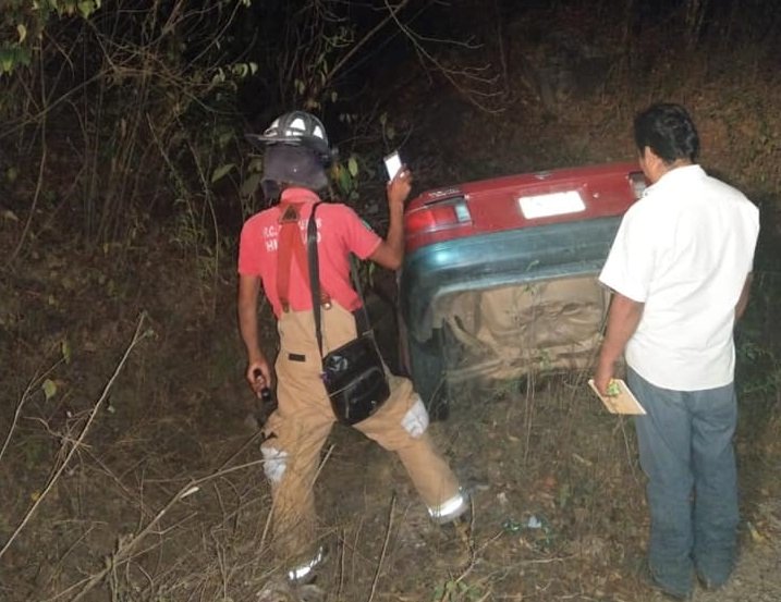 “Bomberos Huatulco” atienden salida de vehículo del camino en Huatulco