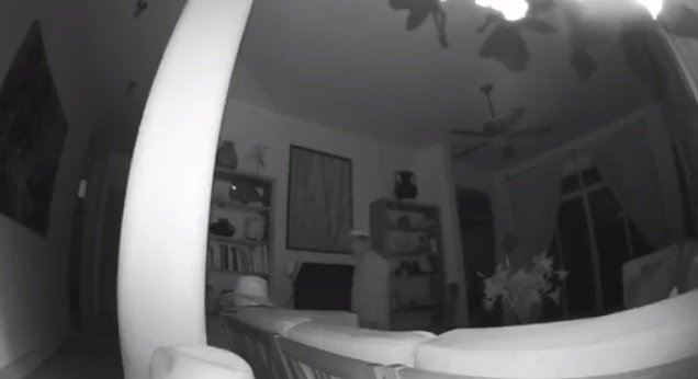 Cámara de seguridad capta a ladrón al interior de un condominio en Huatulco