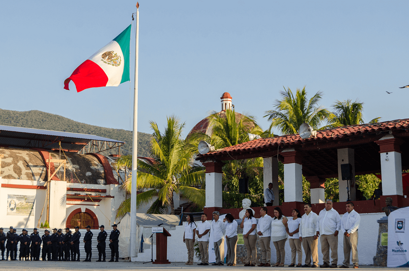 Edil encabeza actos cívicos en el Día de la Bandera