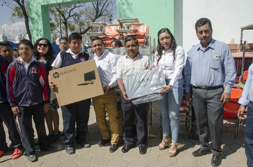 Entrega IEEPO mobiliario y equipo a escuelas de Santa María Atzompa