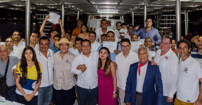 Entrega edil de Huatulco constancias a guías de Turismo
