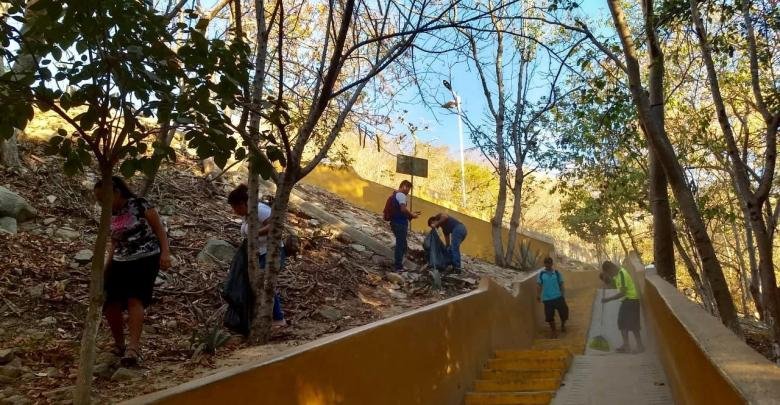 Realizan jornada de limpieza en la Bahía Maguey, Huatulco