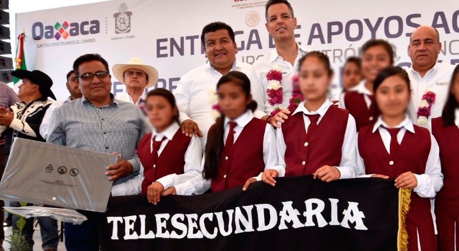Beneficia IEEPO con equipo y mobiliario a escuelas de Zimatlán
