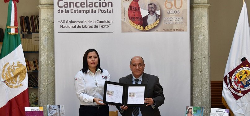 Cancela IEEPO timbre postal por 60 años de la creación del Libro de Texto Gratuito