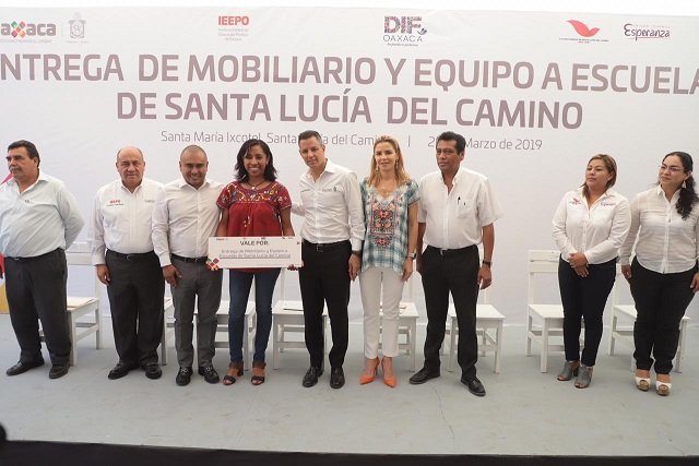 Entrega AMH mobiliario y equipamiento a 10 escuelas y una biblioteca en Santa Lucía del Camino