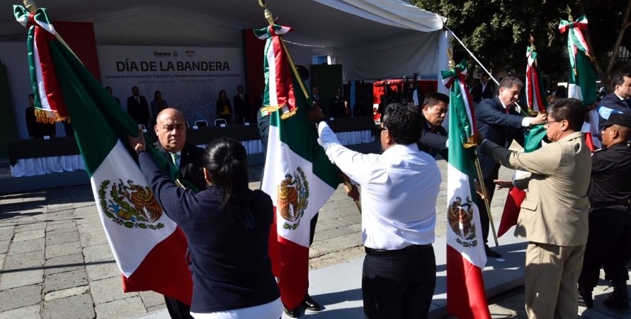 Entrega IEEPO 150 Banderas a escuelas, instancias y organismos civiles