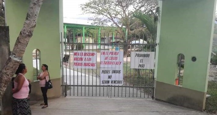 Padres de familias toman escuela en Juquila
