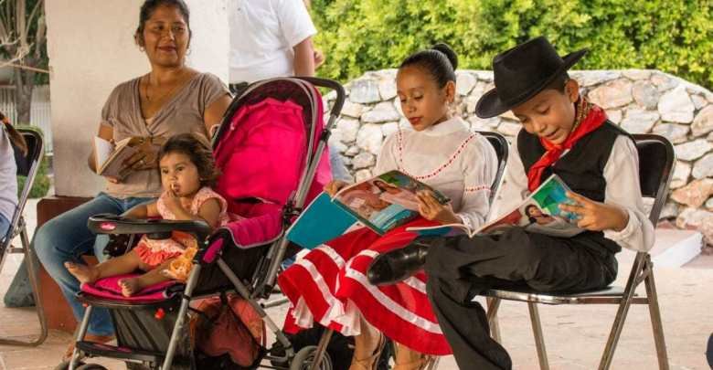 Se lleva a cabo donación de libros en Santa María Huatulco