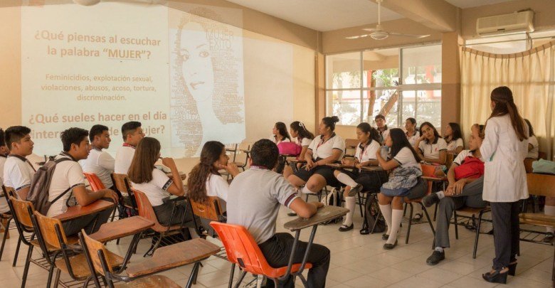 Semana de la Mujer “Por amor a ellas” visita escuelas del Municipio