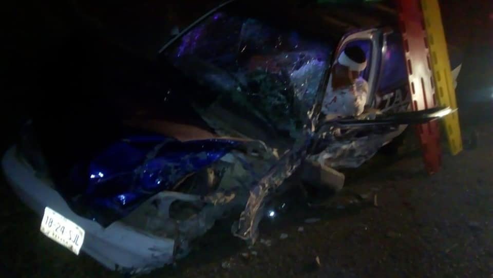 Taxistas se impactan de frente sobre la Federal 200 en Huatulco