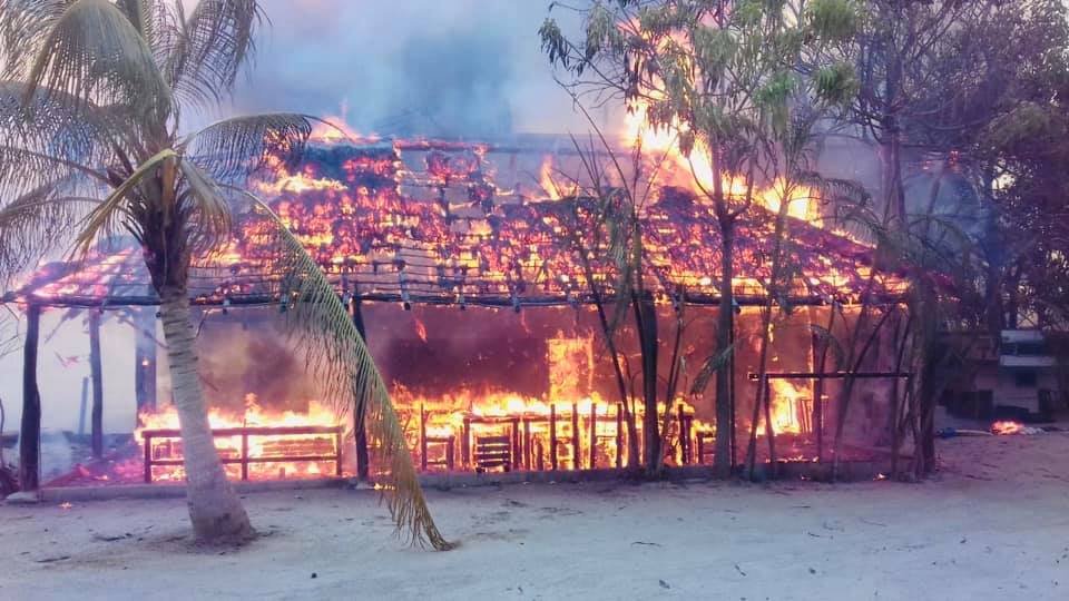Piden apoyo económico por incendio en las cabañas en Barra de la cruz