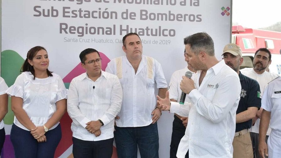 Edil y Gobernador del Estado entregan inmobiliario a Bomberos de Huatulco