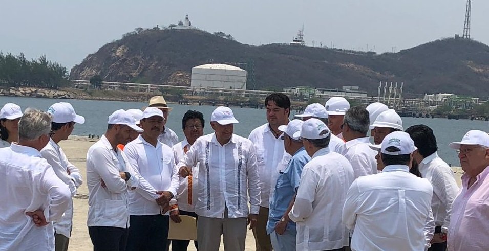 Entregan AMH y AMLO apoyos del Programa Nacional de Reconstrucción