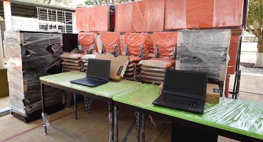 Beneficia IEEPO a escuela de Santa María Petapa con mobiliario y equipo