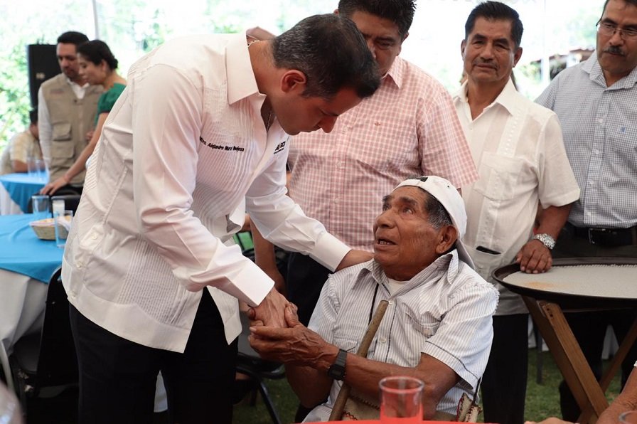 Cumple Alejandro Murat con voceadores de Oaxaca, entrega 132 lotes para que cuenten con un patrimonio familiar