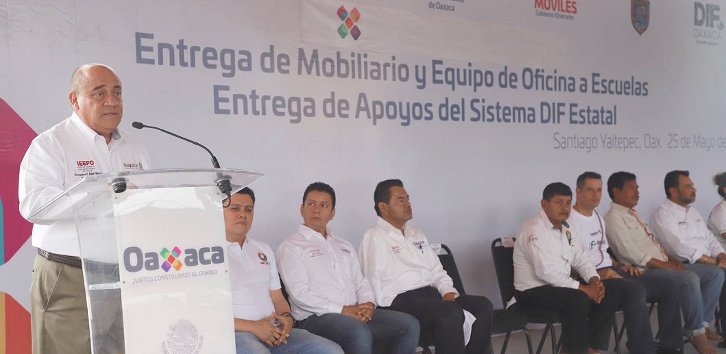 Cumple Gobierno de Oaxaca con entrega de mobiliario escolar y equipo en Yaitepec y Juquila: IEEPO