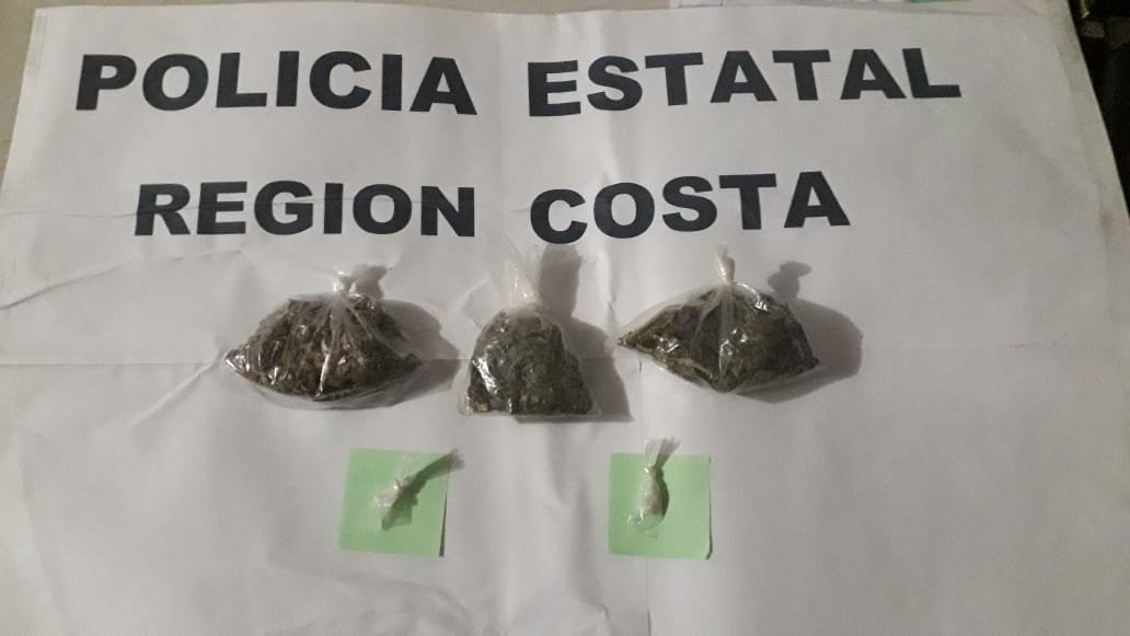 Detiene la Policía Estatal a dos personas con droga en la Costa