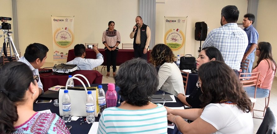 Entregan certificados de competencia laboral a personal de la Dirección de la Mejora de la Convivencia Escolar del IEEPO
