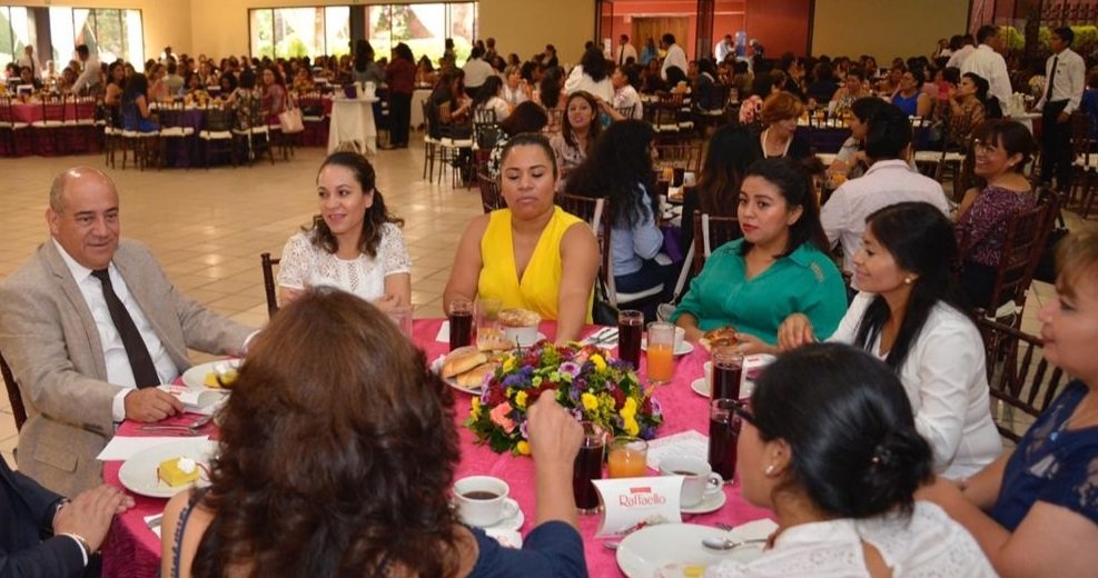 Festeja IEEPO a madres trabajadoras al servicio de la educación