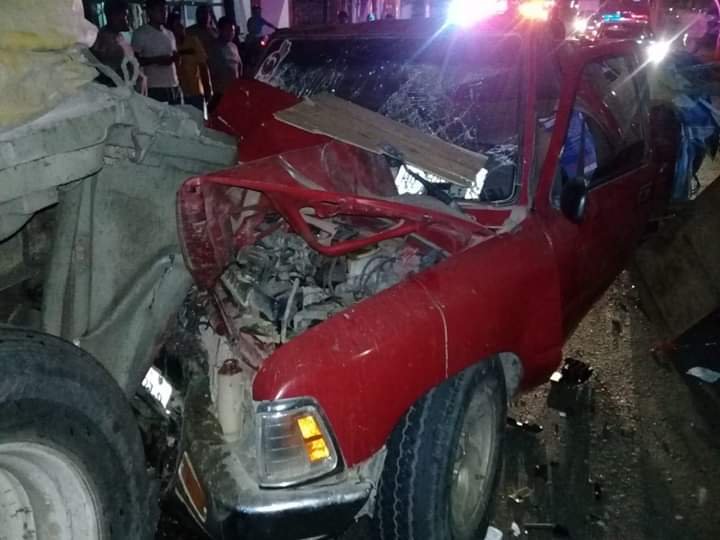 Fuerte choque deja heridos y daños materiales en Pinotepa