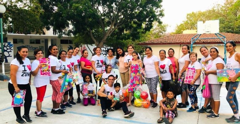 Grupo de Zumba dona juguetes a DIF de Santa María Huatulco