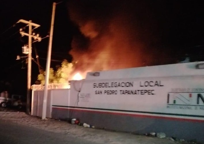 Migrantes se amotinan y queman estación migratoria en el istmo de Tehuantepec