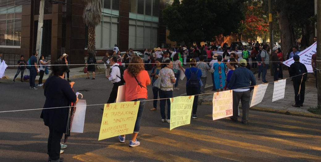 Personas del ISSSTE protestan contra el gobierno federal en Oaxaca