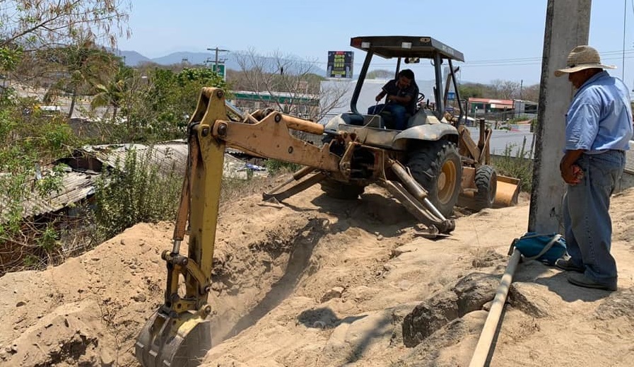 Realiza ampliación del sistema de agua potable en El Zapote, Huatulco