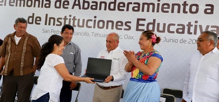 Abandera Francisco Ángel Villarreal a escoltas de instituciones educativas en el Istmo