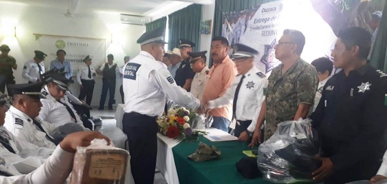 Dotan de uniformes a la Policía Vial Estatal en la costa