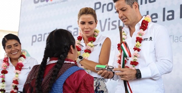 Entrega Alejandro Murat lentes oftálmicos del programa “Ver a Oaxaca con amor”