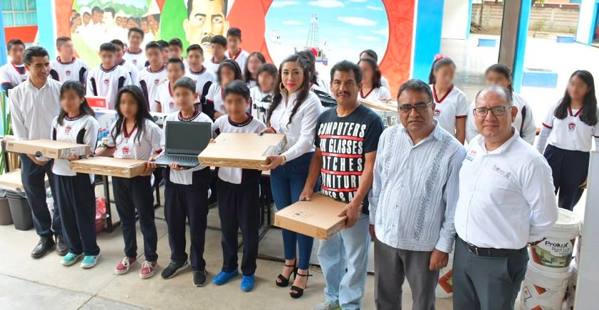 Entrega IEEPO mobiliario escolar a escuela Secundaria Federal