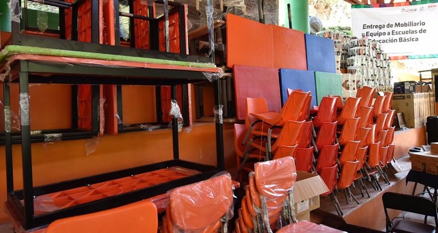 Entrega IEEPO mobiliario y equipo a escuelas de la Sierra Norte