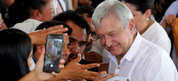 Frena AMLO Metrobús en Durango tras consulta a mano alzada