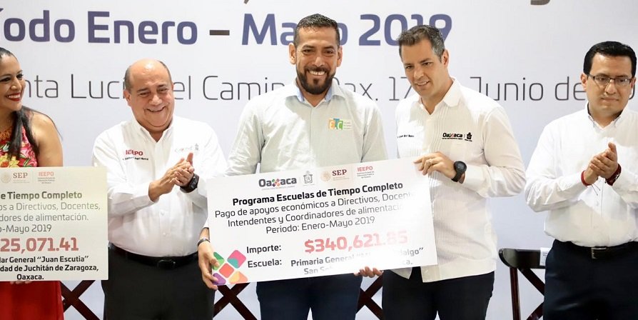 Inicia Alejandro Murat entrega de apoyos del Programa de Escuelas de Tiempo Completo