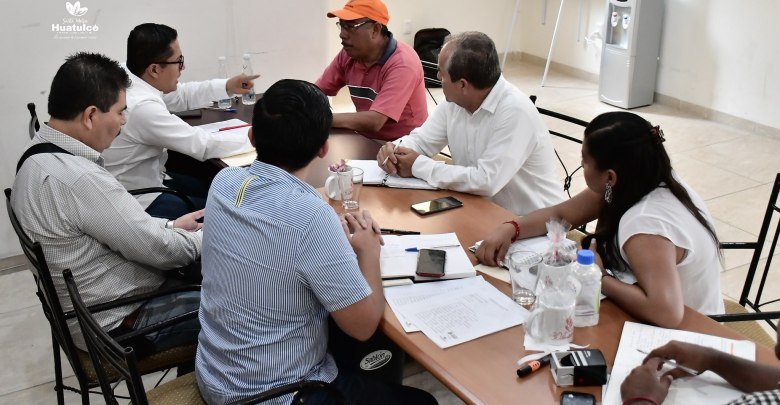 Sostiene reunión con autoridades auxiliares de Huatulco