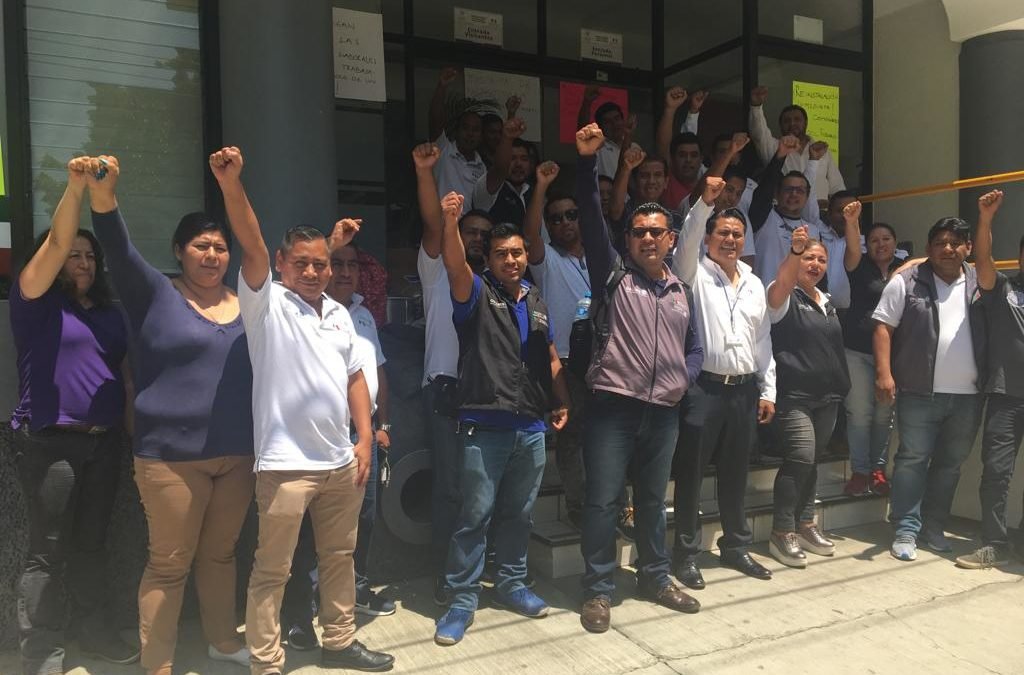 Se manifiestan en sus instalaciones trabajadores del REPSS