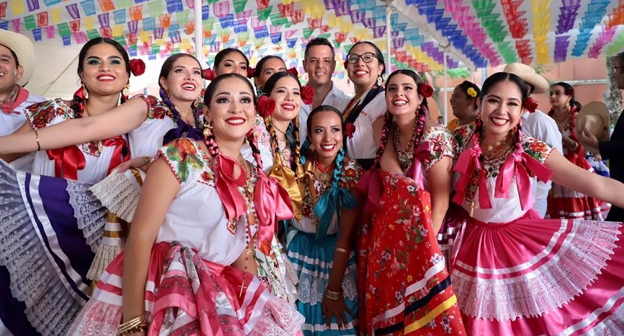Alegría y folclor se desbordan por las calles de Oaxaca para anunciar la Octava del Lunes del Cerro