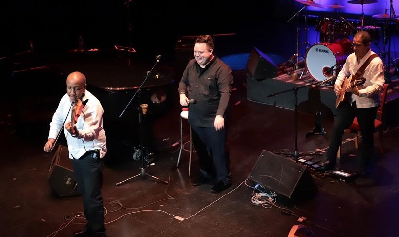 Cautiva música de boleros a oaxaqueños y turistas en el Teatro Macedonio Alcalá