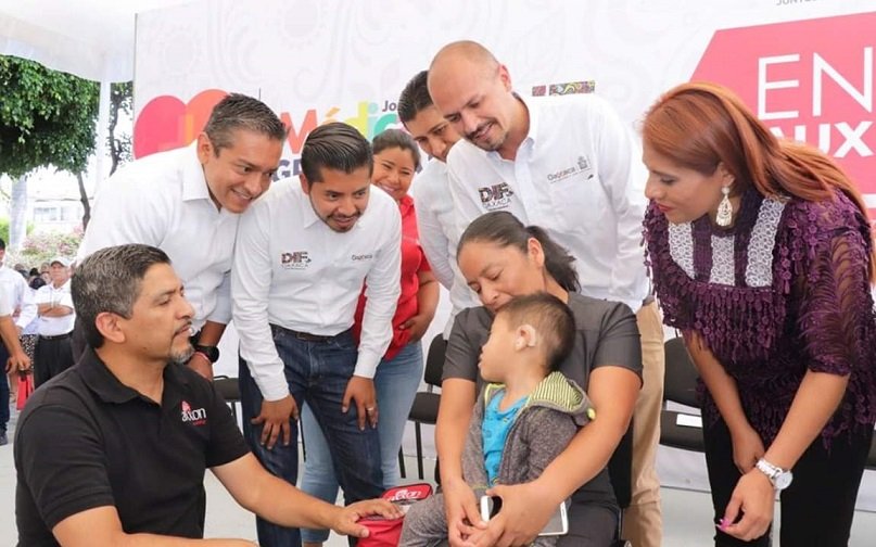 DIF Estatal Oaxaca entrega aparatos auditivos a niñas, niños y personas mayores en Santa Cruz Xoxocotlán