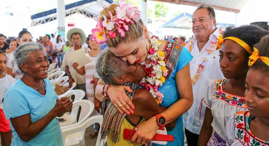 Ivette Morán de Murat entrega apoyos por más de 1 MDP en la región de la Costa oaxaqueña