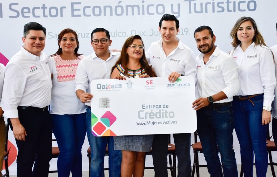 Más de 200 huatulqueños reciben créditos, escrituras, empleo y constancias de capacitación