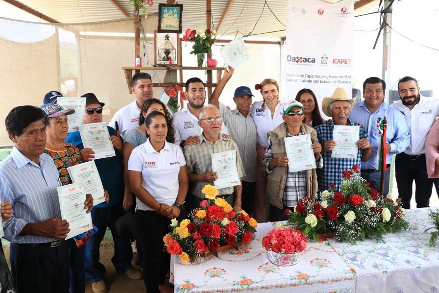 Productores de rosas de Quialana se benefician con capacitaciones del Icapet