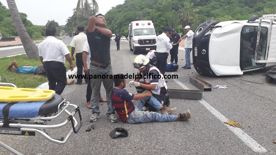 Volcadura deja cinco personas heridas, dos de ellos graves en Huatulco