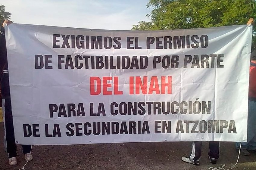 Estudiantes y padres de familia bloquean acceso a Monte Albán