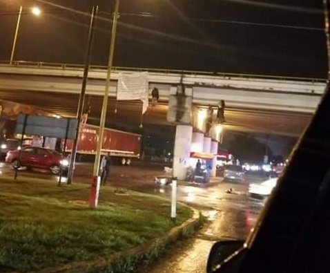 16 cadáveres son dejados colgados de puentes en Uruapan