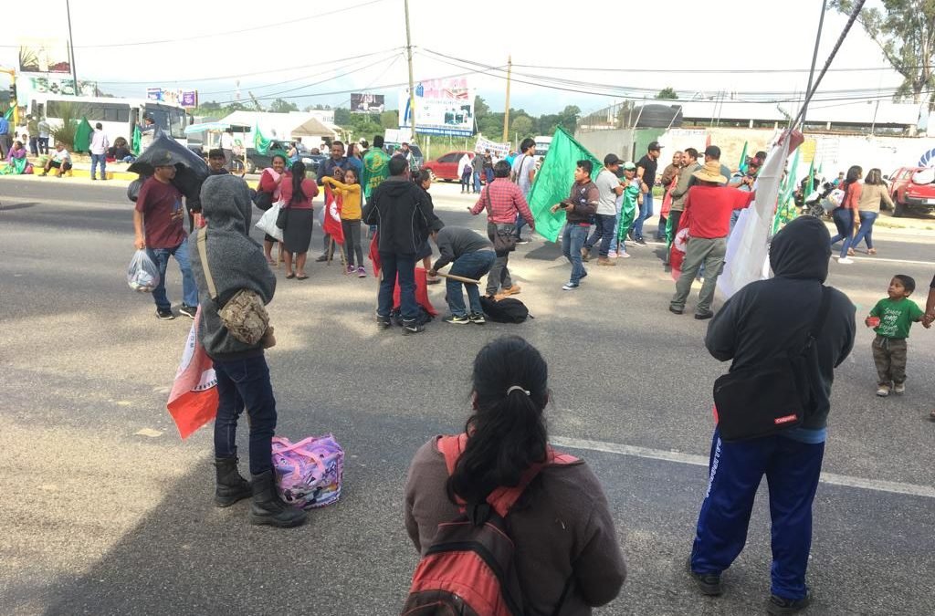 Bloquea Frente Auténtico del Campo crucero del Aeropuerto de Oaxaca
